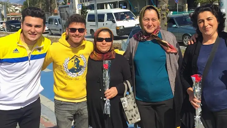 Fenerbahçeliler karanfil dağıttı