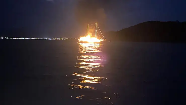 Fethiye açıklarında yanan gulet kullanılamaz hale geldi