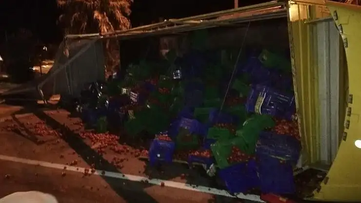 Fethiye'de devrilen domates yüklü kamyonun sürücüsü yaralandı