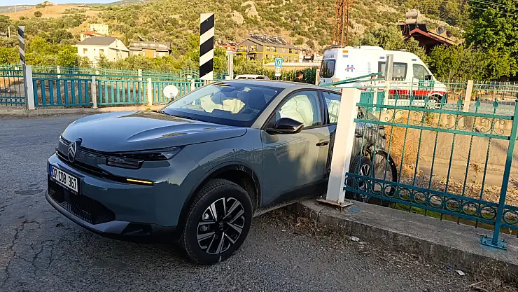 Fethiye'de feci kaza:  4 yaralı, araçlar hurdaya döndü