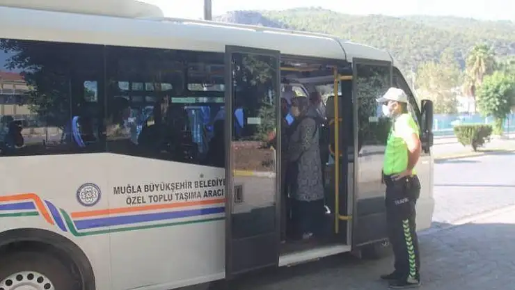 Fethiye'de minibüslere Kovid-19 denetimleri sürüyor