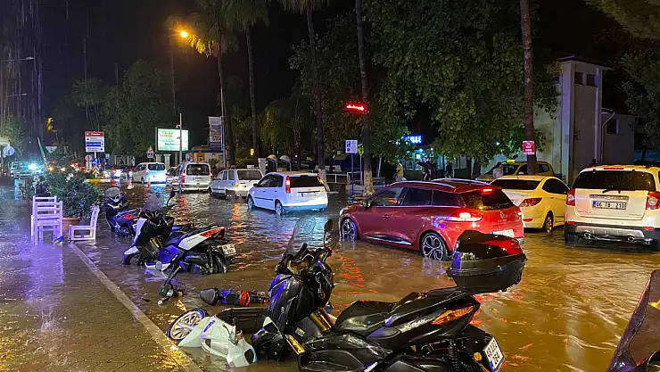 Fethiye'de sağanak Yağış  Etkisini Gösterdi Yollar Göle Döndü