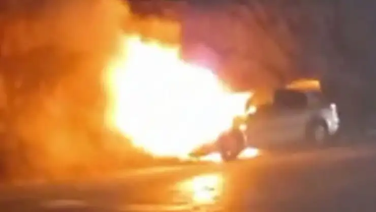 Fethiye'de seyir halindeki otomobil alev alev yandı