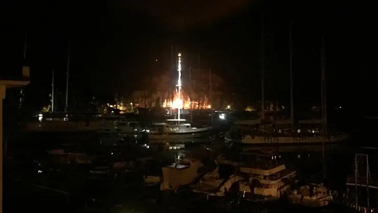 FETHİYE'DE TERSANE YANGINI: 4 AHŞAP TEKNE ZARAR GÖRDÜ
