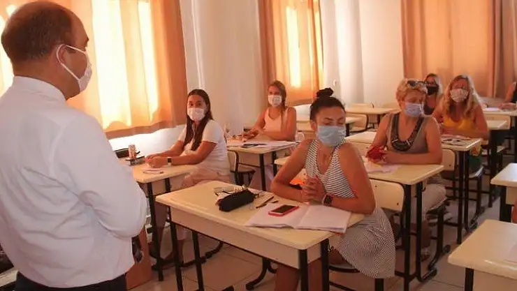 FETHİYE'DE YAŞAYAN YABANCILAR TÜRKÇE ÖĞRENİYOR