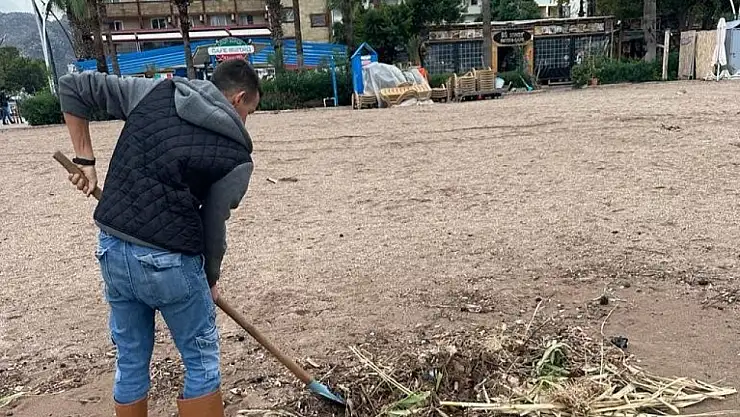 Fırtına Ardından Sahil Boyunca Temizlik