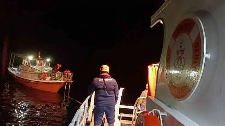 GEMİLER KOYUNDA SÜRÜKLENEN TEKNE KURTARILDI