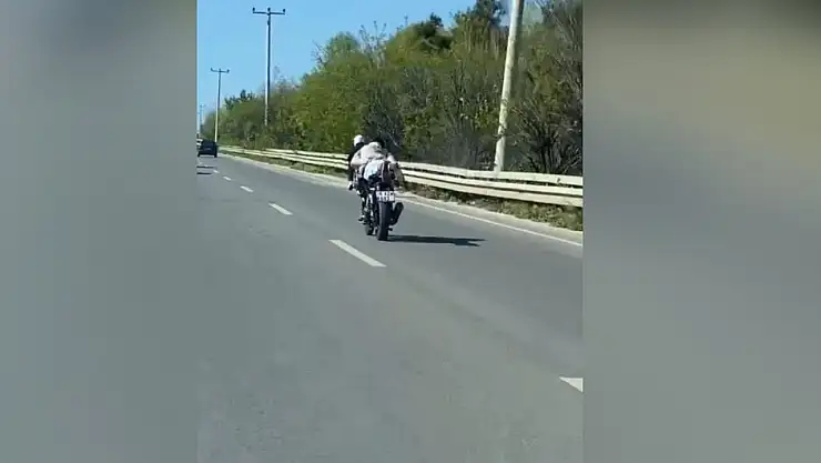 Gençlerin motosikletle tehlikeli yolculuğu...
