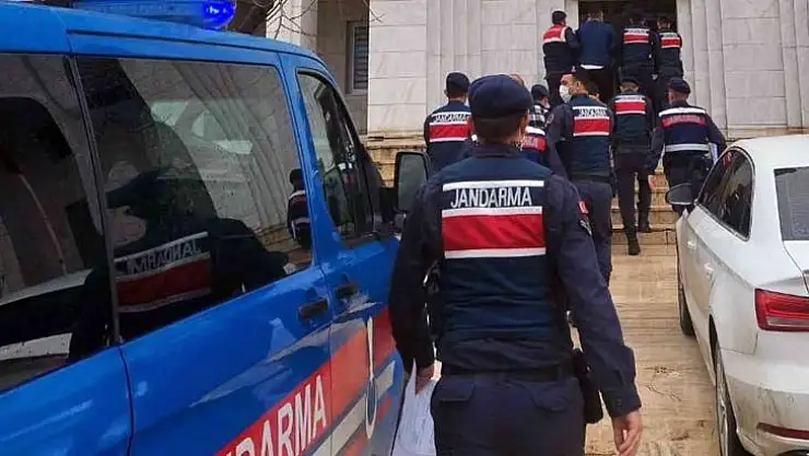 Göçmen kaçakçıları tutuklandı