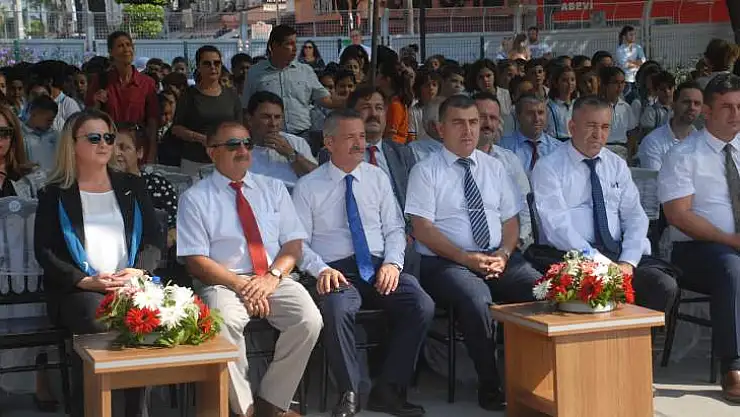 Öğrenciler simitlerini protokolle paylaştı