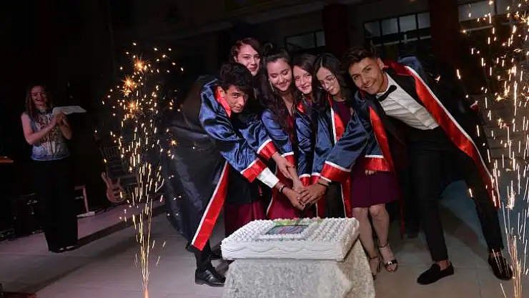 FATİH ANADOLU LİSESİNDE MEZUNİYET SEVİNCİ