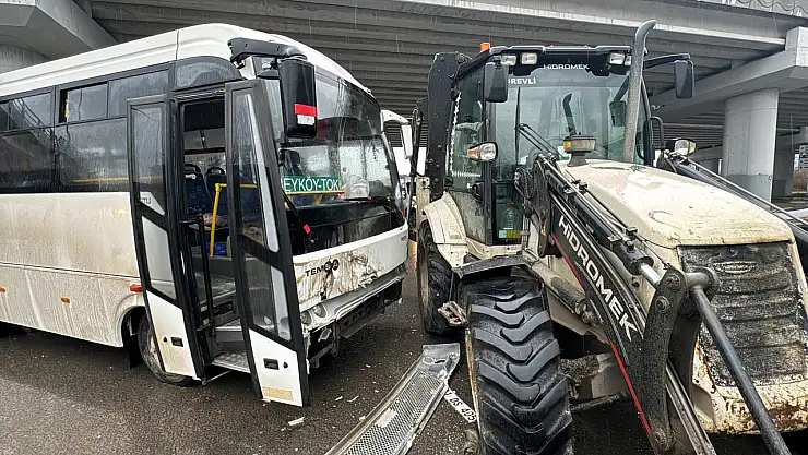 Halk otobüsü iş makinesi ile çarpıştı: 8 yaralı