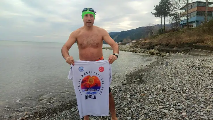 'Hastaneler dolu' dedi, soğuk havaya aldırmadan şifa bulmak için denize girdi