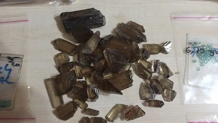 İhbar üzerine durdurulan araçta diaspor taşı ve kök zümrüt ele geçirildi