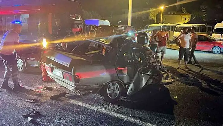 İKİ OTOMOBİLİN YARIŞI KAZAYA NEDEN OLDU: 1 AĞIR YARALI