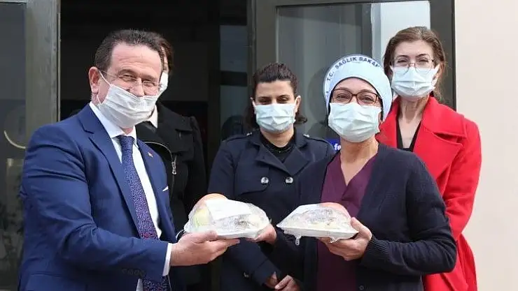 İlçe Başkanı Öztürk yılbaşında sağlık çalışanlarını unutmadı