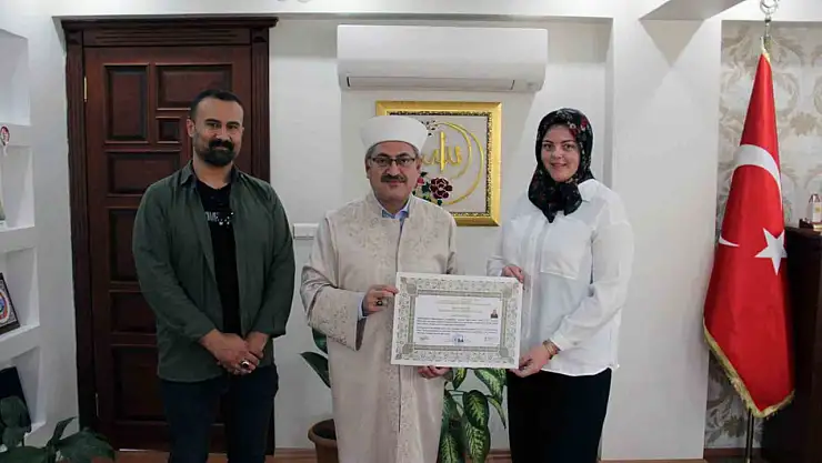 İrlandalı Stephanie İslam'ı seçerek Elif ismini aldı