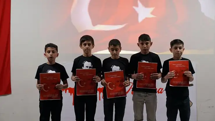 İSTİKLAL MARŞIMIZI GÜZEL OKUYAN ÖĞRENCİLER ÖDÜLLENDİRİLDİ