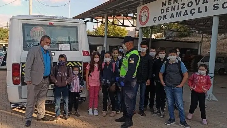 Jandarma servis araçlarını hem denetledi, hem maske dağıttı
