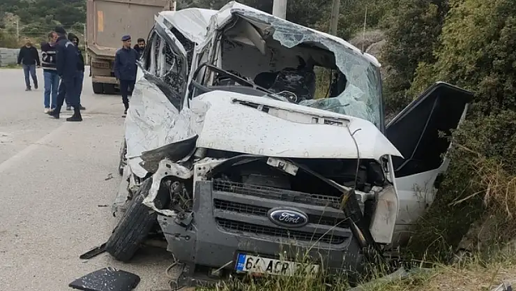 Kamyonla çarpışan kamyonetin sürücüsü kurtarılamadı