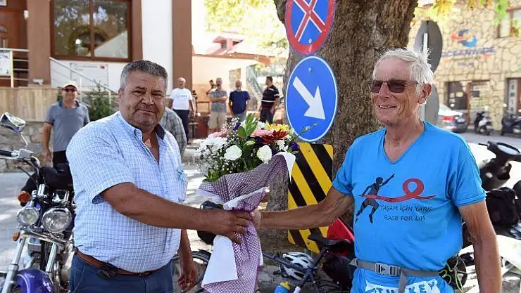Kanserle mücadeleye dikkat çekmek için bisikletle İngiltere'den Fethiye'ye geldi