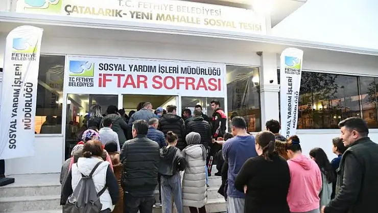KARACA AİLESİ VATANDAŞLARLA İFTARINI YAPTI