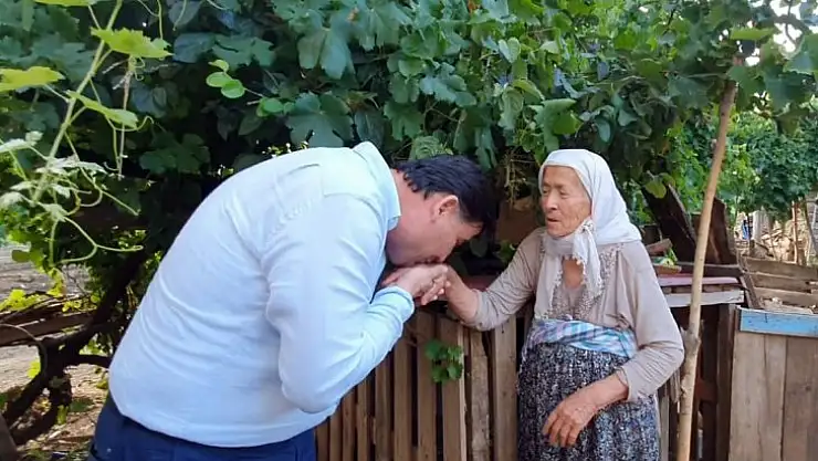 Karaca, 'Tüm yaşlılarımıza minnet ve şükranlarımı sunar ellerinden öperim'