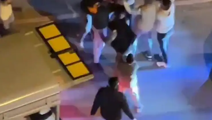 Kasası açık kamyonetle yolu kapatıp asker eğlencesi düzenlediler