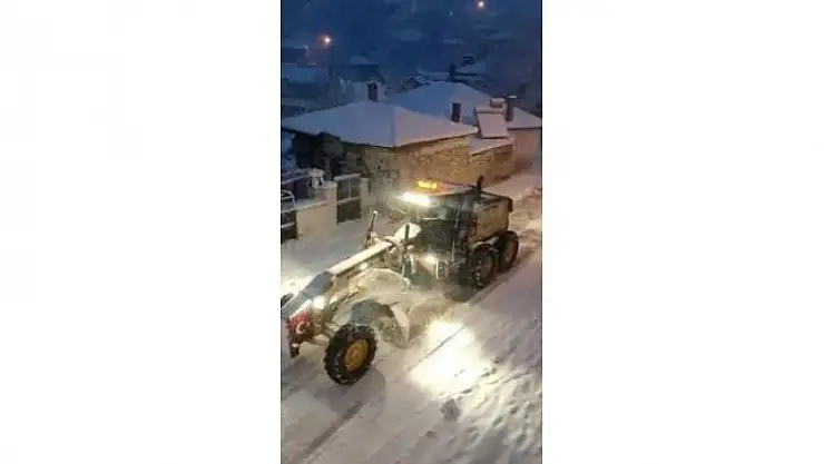 KAVAKLIDERE'DE KAR KALINLIĞI 20 SANTİMETREYE ULAŞTI