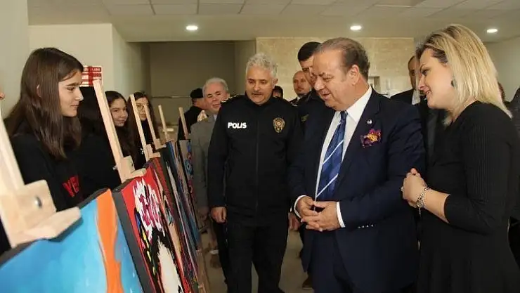 Kaymakamlık binasının girişi öğrencilerin eserleri ile dolup taşıyor