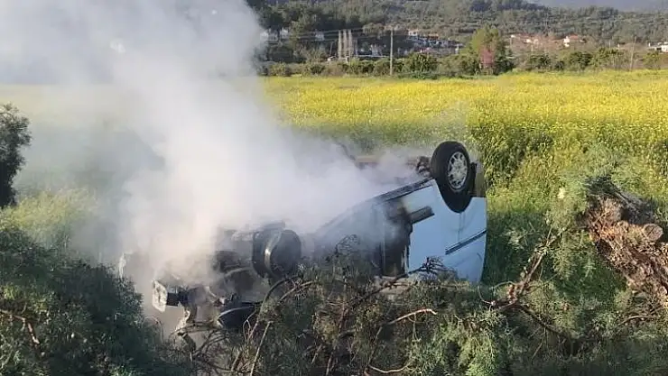 KAZA YAPAN ARAÇTA İKİ KİŞİ YANMAKTAN SON ANDA KURTULDU