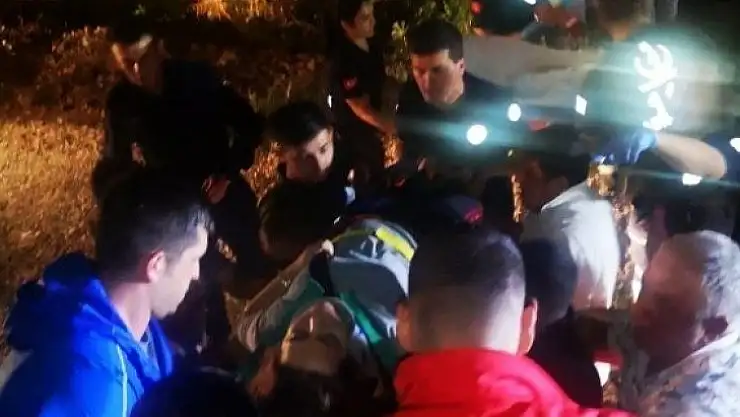 Kazada otomobilde sıkışan eşinin elini bırakmadı
