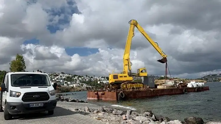 Kepçe ile denizin dibini kazdılar, çuvallar dolusu kum getirdiler