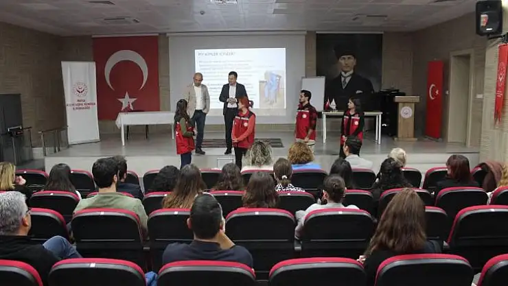KIRMIZI YELEKLİLER AFET BÖLGESİNDEKİ VATANDAŞLARIN YANINDA OLMAYA DEVAM EDİYOR  