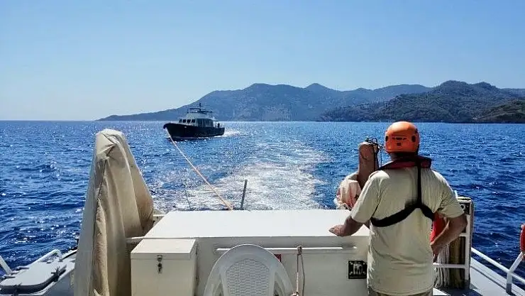 Kıyı emniyeti yanan teknedeki 4 kişiyi kurtardı