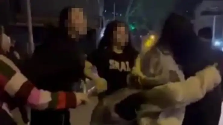 Kız öğrenciler kavga etti, arkadaşları izledi