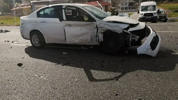 KIZILAĞAÇ KAVŞAĞINDA KAZA: 4 YARALI