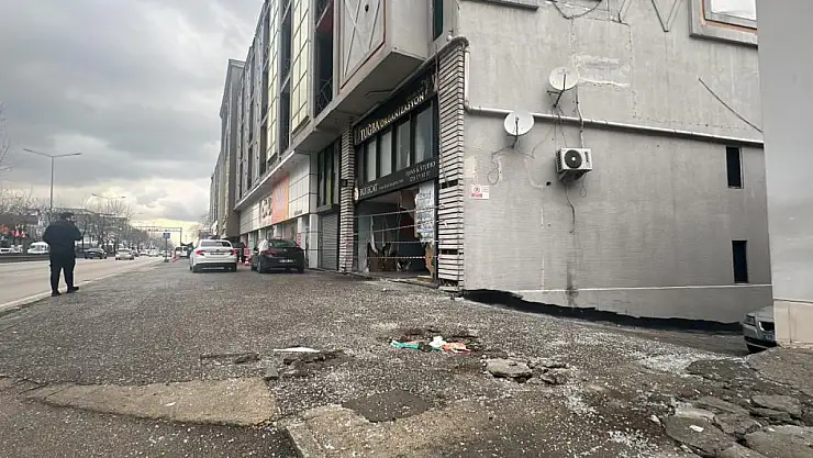Kontrolden çıkan otomobil dükkana girdi
