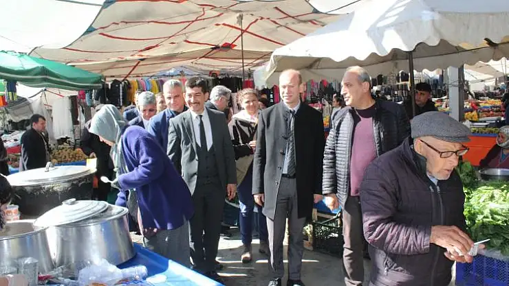 KÖYCEĞİZ'DE DEPREMZEDELER YARARINA PAZARDA SATIŞ GERÇEKLEŞTİRİLDİ 