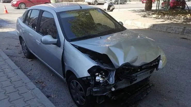 KPSS'ye yetişmeye çalışan iki kişinin yaptığı kaza kameralara yansıdı