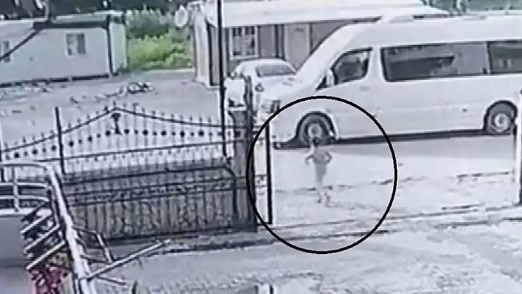 Küçük çocuğun minibüsün altında kaldığı anlar kamerada
