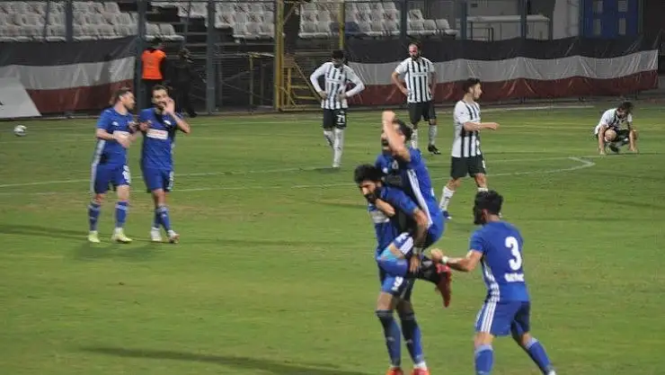Lacivert-Beyazlılar liderliği bırakmıyor 2-1