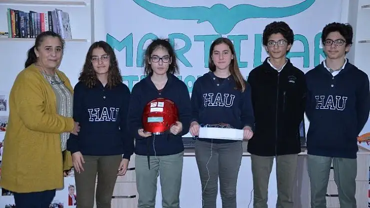 Liseli mucitlerden kasksız motor kullanımını önleyen buluş