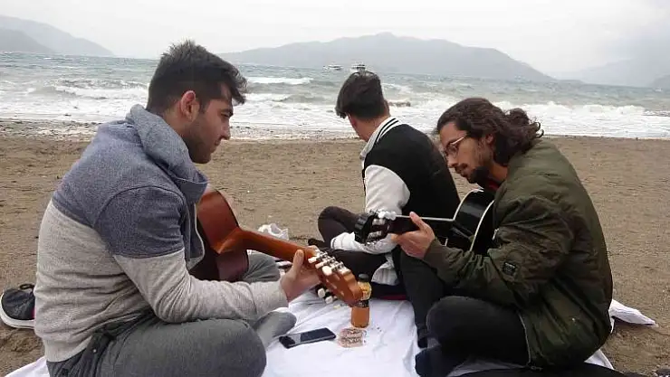 Lodosa aldırış etmeyip sahilde gitar çaldılar