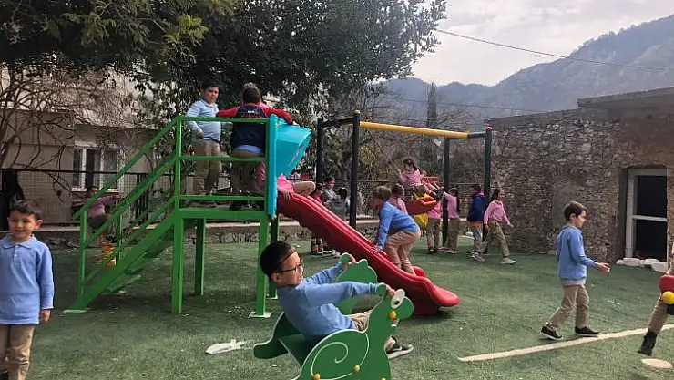 MARMARİS BELEDİYESİ OKUL BAHÇELERİNE ÇOCUK PARKI YAPIMINI SÜRDÜRÜYOR