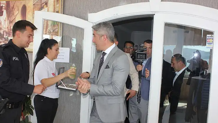 Polis evinde konaklayan depremzede çocuklar ile bayramlaştı.