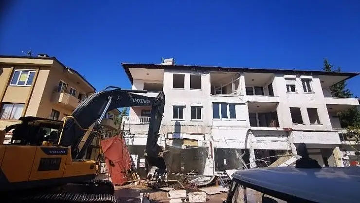 Marmaris'te depreme dayanıksız binalar yıkılıyor