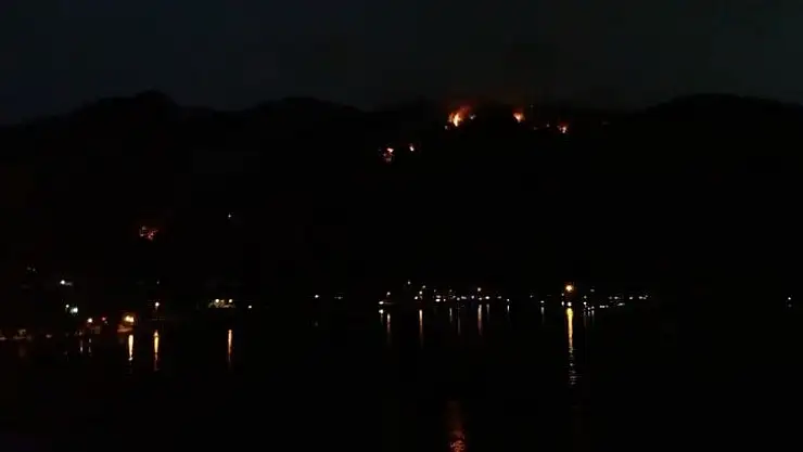 Marmaris'te gece devam eden yangın havadan görüntülendi