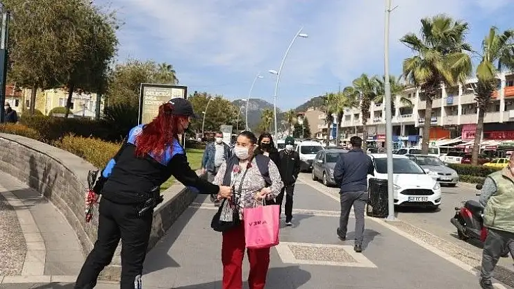 Marmaris'te kadınlara 'Yanınızdayız'' mesajlı gül hediye edildi