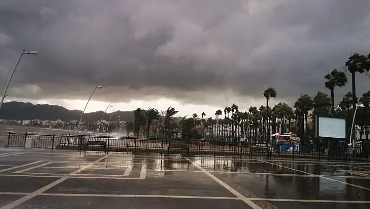 Marmaris'te sağanak yağış etkili oldu